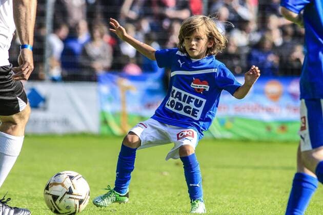 Deutschland,Hamburg, Stadion Hoheluf, Fussball, Kicken mit Herz, Placebo Kickers - Hamburg Allstars, Damian van der Vaart(Placebo Allstars) am Ball