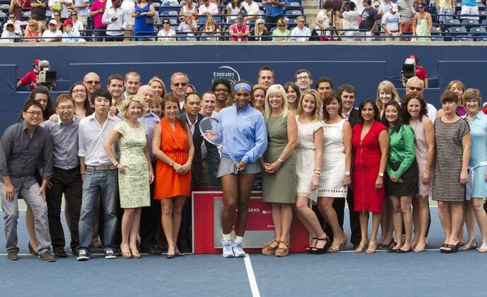 TORONTO, -- Serena Williams (C) of the United States poses for photos with crews of Tennis Canada during the women s singles awarding ceremony at the 2013 Rogers Cup in Toronto, Canada, Aug. 11, 2013. (Xinhua Zou Zheng) (SP)CANADA-TORONTO-TENNIS-WTA-ROGERS CUP-FINALS 