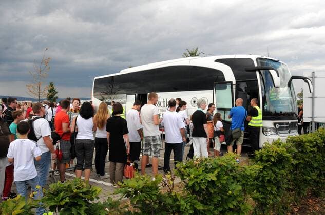 12.08.2013 , Mainz, Coface-Arena , Öffentliches Training der Deutschen Nationalmannschaft unter dem Motto DFB hautnah lange Schlangen und grosser Andrang der Fans bei allen Angeboten hier bei der Besichtigung des Bus der Nationalmannschaft