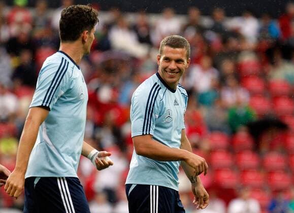 12.08.2013, xsvx, Fussball Deutsche Fussball Nationalmannschaft Training, v.l. Mario Gomez (Deutsche Fussball Nationalmannschaft DFB) , Lukas Podolski (Deutsche Fussball Nationalmannschaft DFB)