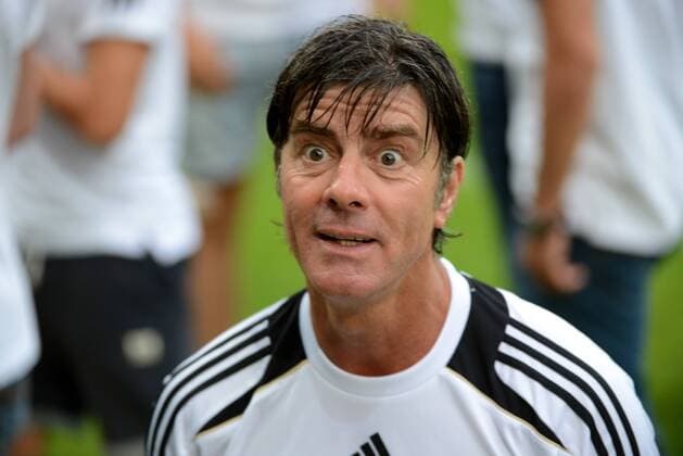 12.08.2013 , Mainz, Coface-Arena , Öffentliches Training der Deutschen Nationalmannschaft unter dem Motto DFB hautnah auch bei strömendem Regen Aktion, Einzelbild Bundestrainer Joachim Löw (DFB) nass aber die Frisur hält