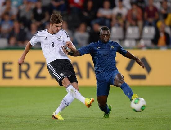FUSSBALL INTERNATIONAL Länderspiel Freundschaftsspiel U 21 Deutschland - Frankreich 13.08.2013 Leon Goretzka (li, Deutschland) gegen Nampalys Mendy (Frankreich) 