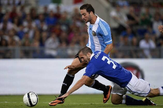 Gonzalo Higuain Argentina, Giorgio Chiellini Italia - Fussball - Freundschaftsspiel - Italien vs. Argentinien - in Rom, Italien - andreaxstaccioli