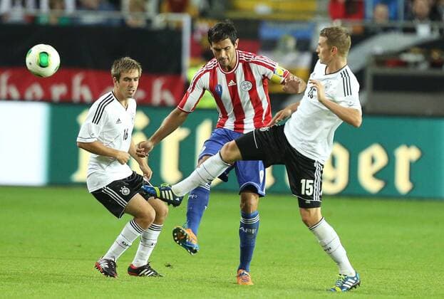 Lars BENDER, DFB 15 Zweikampf , Aktion um den Ball gegen Roque SANTA CRUZ, PG9 Aktion, Zweikampf, Spielszene, Tackling, Ball DEUTSCHLAND - PARAGUAY Deutsche Fussball Nationalmannschaft DFB, Freundschaftsspiel am 14.08.2013 in Kaiserslautern, GER