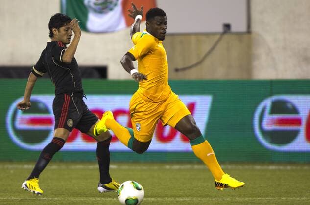 NEW JERSEY, Aug. 14, 2013 (Xinhua) -- Angel Reyna (L) of Mexico vies for the ball with Serge Aurier of Cote d Ivoire during a friendly match in New Jersey, the United States, Aug. 14, 2013. (Xinhua StraffonImages) (itm) (ce) (SP)US-NEW JERSEY-SOCCER-MEXICO VS COTE D IVOIRE 