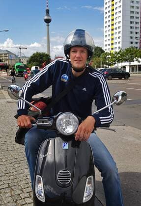 Basketball Berlin 14.08.2013 Saison 2013 2014 1. Bundesliga BBL Alba Berlin Basketball Albas Neuzugang Jan-Hendrik Jagla, gebürtiger Berliner, auf dem Weg zum Training mit seiner Vespa