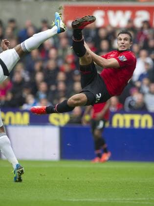 Football - 2013 2014 Premier League - Swansea City vs. Manchester United (ManU) rOBIN van Persie scores Utd s 1st goal at Liberty Stadium.