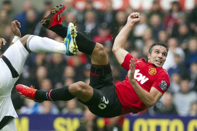 Football - 2013 2014 Premier League - Swansea City vs. Manchester United (ManU) Robin van Persie scores Utd s 1st goal at Liberty Stadium. 