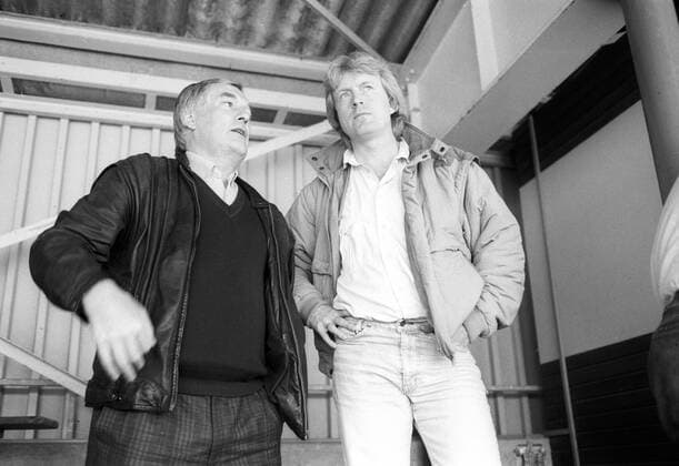 Fußball, Trainerhistorie SG Union Solingen von 1967 bis heute Die Trainer Manfred Krafft (SG Union Solingen, li.) und Winfried Schäfer (Karlsruher SC) beobachten ein Spiel der Stuttgarter Kickers