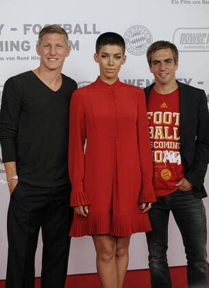 v.li:Bastian SCHWEINSTEIGER,Sängerin Frida Gold,Philipp LAHM, Filmpremiere Wembley - Football is coming hoam am 19.08.2013 im Mathaeser Kino in München.Roter Teppich,Red Carpet. Fussball,FC Bayern München,Dokumentarfilm.Film,Kino.
