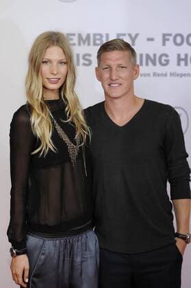 Bastian SCHWEINSTEIGER (Bayern München) mit Freundin Sarah BRANDNER. Filmpremiere Wembley - Football is coming hoam am 19.08.2013 im Mathaeser Kino in München.Roter Teppich,Red Carpet. Fussball,FC Bayern München,Dokumentarfilm.Film,Kino.