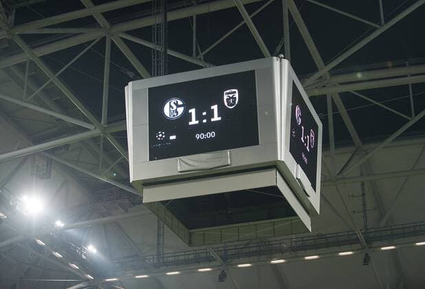 Der Anzeigenwürfel mit dem Endergebnis, Ergebnis, Anzeigentafel, Fussball Champions League, Qualifikation Play-off, Hinspiel, FC Schalke 04 (GE) - PAOK Saloniki 1:1, am 21.08.2013 in Gelsenkirchen Deutschland.