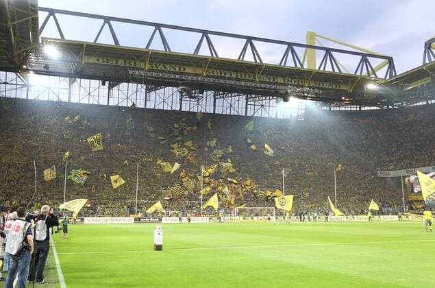 Freitag, 23.08.2013, Saison 2013 2014, 1. Bundesliga, 3. Spieltag im Dortmunder Signal Iduna Park, BVB Borussia Dortmund, Fahnen und Doppelhalter Parade auf der Dortmunder Südtribüne nebst Support der BVB-Ultras und Fans zu der Hymne You ll never walk alone