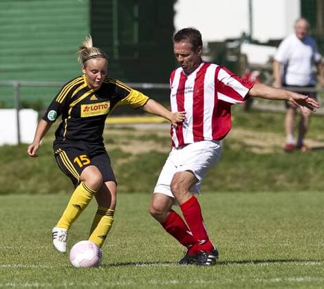 Young Boyz Hornau (rt) - 1. FFC Frankfurt II (sw) v.l. Larissa Gördel (FFC) Fußball Young Boyz Hornau - 1. FFC Frankfurt II