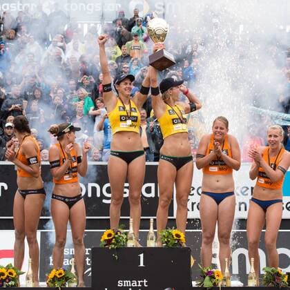 Deutsche Meisterschaft Beachvolleyball, Siegerehrung 31.08.13, Timmendorfer Strand 2. Platz Silber Silbermedaille: Ilka Semmler Katrin Holtwick (Seaside Beach Club Essen), 1. Platz Gold Goldmedaille Deutsche Meister: Kira Walkenhorst Laura Ludwig (Hamburger SV), 3. Platz Bronze Bronzemedaille: Britta Büthe Buethe Karla Borger (MTV Stuttgart)