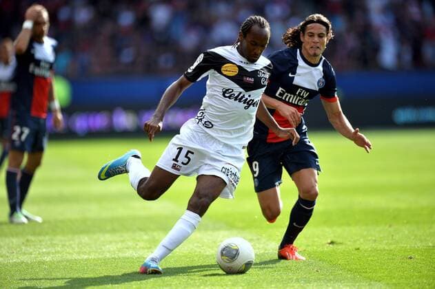 Jeremy Sorbon (gui) - Edinson Cavani (PSG) FOOTBALL : Paris SG vs Guingamp - Ligue 1 - 31 08 2013 AnthonyBIBARD FEP Panoramic 