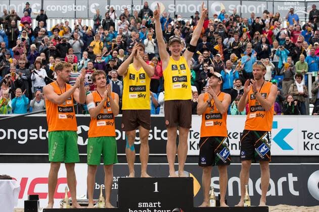Deutsche Meisterschaft Beachvolleyball, Siegerehrung 01.09.13, Timmendorfer Strand 2. Platz Silber Silber: Alexander Walkenhorst Lars Flüggen (TSG Solingen Volleys VC Olympia Berlin), 1. Platz Gold Gold Deutscher Meister: Mischa Urbatzka Markus Böckermann Boeckermann (FC St. Pauli), 3. Platz Bronze Bronze: Stefan Windscheif Sebastian Dollinger (Hamburger SV HSV Hamburg)