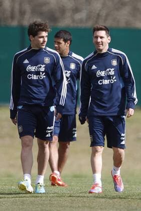 (130904) -- EZEIZA, Sept. 3, 2013 (Xinhua) -- Argentina s national soccer team players Lionel Messi (R), Fernando Gago (L) and Sebastian Dominguez attend a training session in Ezeiza City, 32km from Buenos Aires, capital of Argentina, on Sept. 3, 2013. Argentina will face Paraguay at a 2014 FIFA World Cup South American qualifier match in Asuncion on Sept. 10. (Xinhua Str) (jg) (py) (SP)ARGENTINA-EZEIZA-SOCCER-TRAINING 