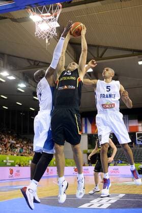 Basketball Ljubljana 04.09.2013 Eurobasket 2013 Europameisterschaften der Herren Frankreich (FRA) - Deutschland (GER) Maik Zirbes (Deutschland, No.15) Nicolas Baum (Frankreich, No.05) Johan Petro (Frankreich, No.07)
