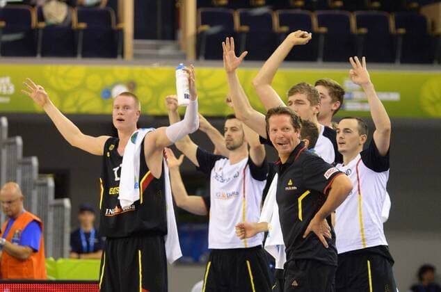 Basketball Ljubljana 04.09.2013 Eurobasket 2013 Europameisterschaften der Herren Frankreich (FRA) - Deutschland (GER) Jubel GER Frank Menz (Deutschland, Bundestrainer) Robin Benzing (Deutschland, No.12) li.