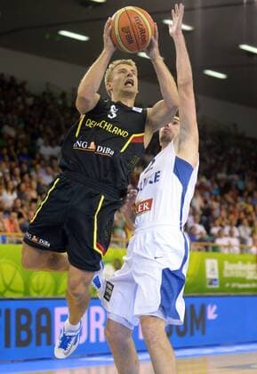 Basketball Ljubljana 04.09.2013 Eurobasket 2013 Europameisterschaften der Herren Frankreich (FRA) - Deutschland (GER) Heiko Schaffartzik (Deutschland, No.08) Nando De Cool (Frankreich, No.12)