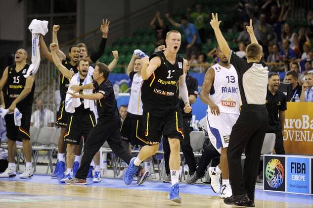 Basketball Ljubljana 04.09.2013 Eurobasket 2013 Europameisterschaften der Herren Frankreich (FRA) - Deutschland (GER) Jubel GER Robin Benzing (Deutschland, No.12)