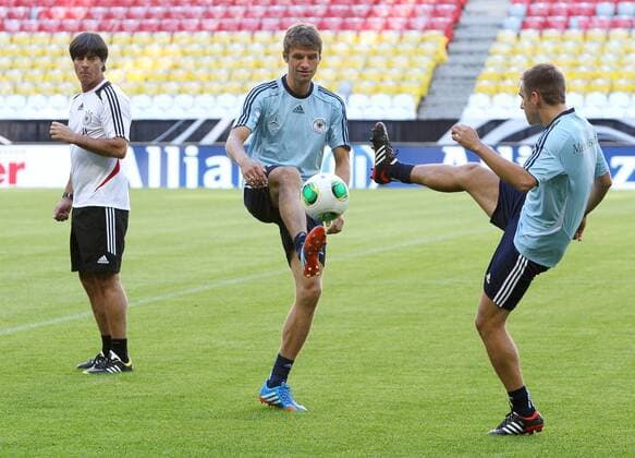 FUSSBALL - FIFA WM 2014 Quali, GER vs AUT, Vorberichte, Training MUENCHEN,DEUTSCHLAND,05.SEP.13 - FUSSBALL - FIFA Weltmeisterschaft 2014, Qualifikation, OEFB Länderspiel, Deutschland vs Österreich, Vorberichte, Abschlusstraining Nationalmannschaft GER. Bild zeigt Teamchef Joachim Löw, Thomas Mueller und Philipp Lahm (GER).