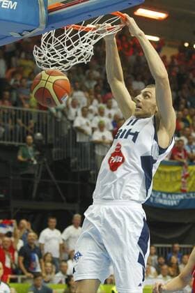 Eurobasket 2013. Jesenice Bosnien Herzegowina (weiß) - Serbien (rot) - Elmedin Kikanovic 