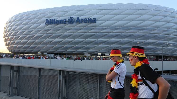 FUSSBALL - FIFA WM 2013 Quali, MÜNCHEN, DEUTSCHLAND, 06.SEP.13 - FUSSBALL - FIFA Weltmeisterschaft 2013, Qualifikation, Laenderspiel, Deutschland. Bild zeigt Fans und die Allianz Arena. 