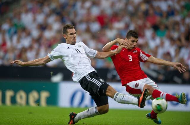 Tor zum 1-0: Torschütze Miroslav KLOSE (GER) zieht ab gegen Aleksandar DRAGOVIC (r AUT) Fussball WM2014 - Qualifikation Gruppenspiel: Deutschland - Österreich in München, Deutschland am 06.09.2013,