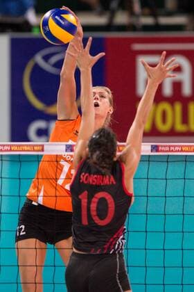 Volleyball, Europameisterschaft 2013, Niederlande vs. Türkei Türkei 06.09.13, Gerry-Weber-Stadion, Halle Westfalen Angriff Manon Flier ( 12 NED) - Block Gözde Goezde Sonsirma Kirdar ( 10 TUR)