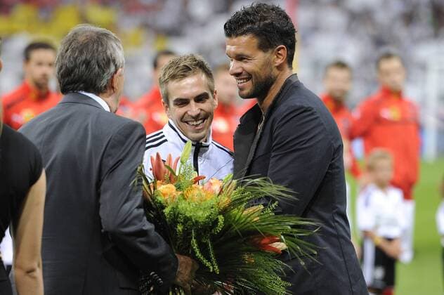 Michael BALLACK (Ex Kapitän) mit Philipp LAHM (GER) bei ihrer Ehrung vor dem Anpfiff,li:Wolfgang NIERSBACH (DFB Präsident). Fussball Länderspiel, WM-Qualifikation, Deutschland (GER)-Österreich (AUT) 3-0, am 06.09.2013,Allianz Arena in München.