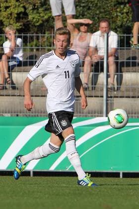 Mitchell Weiser (D) schaut vor einer Flanke 06.09.2013 --- Fussball --- Int. Spielrunde U20 --- Deutschland vs. Polen EP_FST