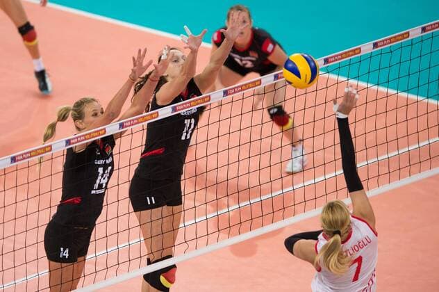Volleyball, Europameisterschaft 2013, Deutschland vs. Türkei Tuerkei 08.09.13, Gerry-Weber-Stadion, Halle Westfalen Block Doppelblock Margareta Kozuch ( 14 GER), Christiane Fürst Fuerst ( 11 GER) - Angriff Seda Tokatlioglu ( 7 TUR)
