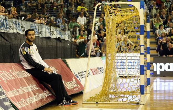 Silvio Heinevetter (Torwart Füchse), neben dem Tor Füchse Berlin vs ThSV Eisenach 1. Bundesliga, DKB-Handballbundeslliga, 2012 2013, Herren, Männer, Handball, Deutschland, Germany, Max-Schmeling-Halle Berlin, 1.9.2013