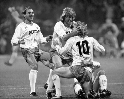 Fußball, Europapokal der Landesmeister 1988 1989, SV Werder Bremen - BFC Dynamo 5-0 SV Werder Bremen - Berliner FC Dynamo (BFC) 5:0 - Jubel der Bremer nach dem 4:0 mit Michael Kutzop (Mitte), Manfred Burgsmüller (re.) und Johnny Otten