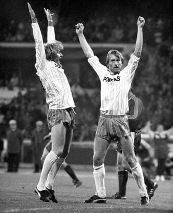 Fußball, Europapokal der Landesmeister 1988 1989, SV Werder Bremen - BFC Dynamo 5-0 SV Werder Bremen - Berliner FC Dynamo (BFC) 5:0 - Jubel von Manfred Burgsmüller (li.) und Michael Kutzop (beide Bremen)