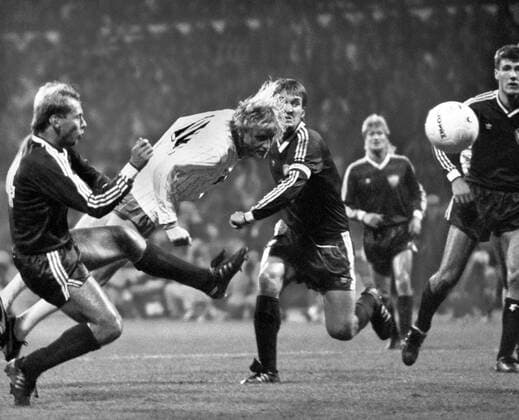Fußball, Europapokal der Landesmeister 1988 1989, SV Werder Bremen - BFC Dynamo 5-0 SV Werder Bremen - Berliner FC Dynamo (BFC) 5:0 - Tor zum 4:0 durch Manfred Burgsmüller (Bremen) gegen Marco Köller (li.), Frank Rohde und Burkhard Reich (alle BFC)