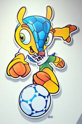 Das Maskottchen der Fussball WM 2014 in Brasilien FULECO. Es stellt ein Brasilianisches Dreibindengürteltier (Tolypeutes tricinctus) mit gelbem Fell und blauem Panzer dar. Deutschland, Frankfurt: Event, IAA 2013: Pressetage am 10.09.2013, Messegelände.