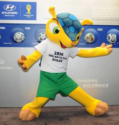 Das Maskottchen der Fussball WM 2014 in Brasilien FULECO. Es stellt ein Brasilianisches Dreibindengürteltier (Tolypeutes tricinctus) mit gelbem Fell und blauem Panzer dar. Deutschland, Frankfurt: Event, IAA 2013: Pressetage am 11.09.2013, Messegelaende.