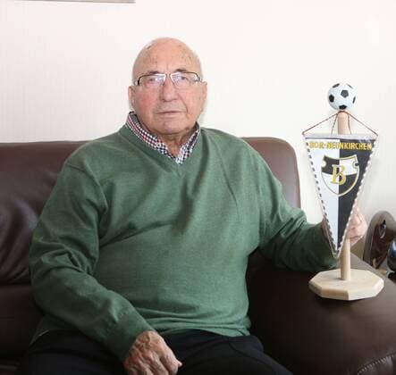 zu Besuch bei Horst Buhtz, Bundesliga Trainer, wird am 21.09.2013 90 Jahre, Horst Buhtz mit Wimpel von Borussia Neunkirchen. Aufnahme 12.09.2013
