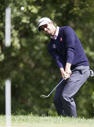 Adam Scott of Australia hits a chip shot onto the sixth green during the Second Round of the BMW Championship golf tournament at Conway Farms Golf Club in Lake Forest, Illinois, the United States, on Sept, 12, 2013. (Xinhua Ting Shen) (SP)US-LAKE FOREST-GOLF-BWM CHAMPIONSHIP 