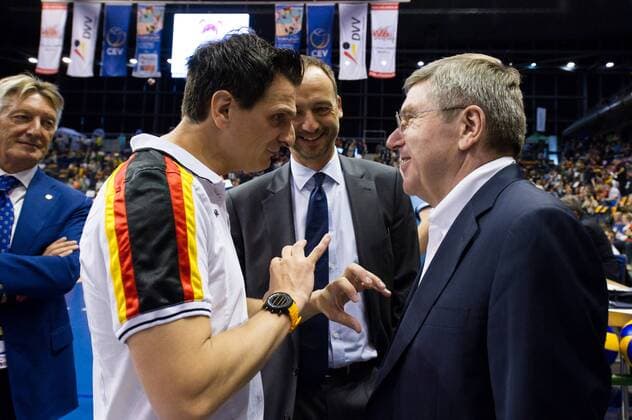 Volleyball, Europameisterschaft 2013, Halbfinale, Deutschland vs. Belgien 13.09.13, Max Schmeling Halle, Berlin Giovanni Guidetti (Trainer Bundestrainer GER), Dr. Thomas Bach (Präsident Präsident Internationales Olympisches Kommittee IOC)
