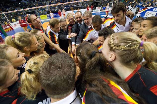 Volleyball, Europameisterschaft 2013, Halbfinale, Deutschland vs. Belgien 13.09.13, Max Schmeling Halle, Berlin Team Deutschland vor dem Spiel - mit Michael Krohne (Präsident Präsident Deutscher Volleyball Verband DVV), Michael Evers (Präsident Präsident Deutsche Volleyball Liga DVL)