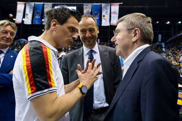 Volleyball, Europameisterschaft 2013, Halbfinale, Deutschland vs. Belgien 13.09.13, Max Schmeling Halle, Berlin Giovanni Guidetti (Trainer Bundestrainer GER), Dr. Thomas Bach (Präsident Präsident Internationales Olympisches Kommittee IOC)