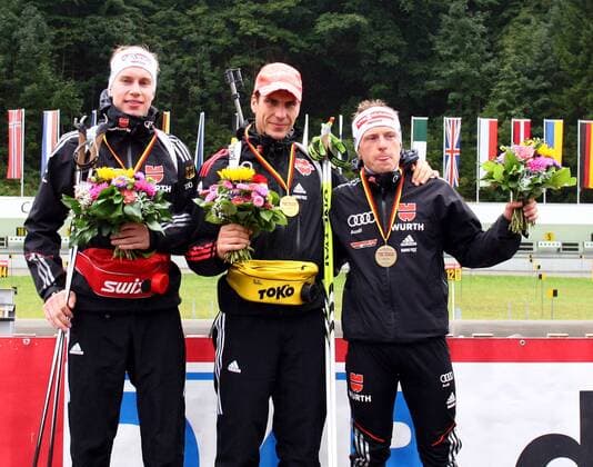 Die Sieger des Einzelwettbewerb (v.l.) Johannes KÜHN, Arndt PEIFFER, Florian GRAF. Deutschland, Ruhpolding: Ski Nordisch Biathlon, Deutsche Meisterschaft 2013: Einzel 20 km Männer am 14.09.2013, Chiemgau Arena.