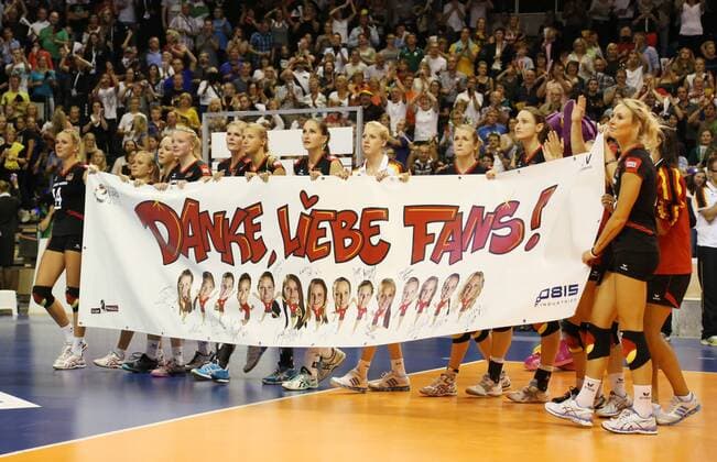 Deutsche Damen mit dem Dank an die Fans Plakat Transparent Volleyball CEV Europameisterschaft EM 2013 Damen Finale Saison 2013 14 14.09.2013 BR Deutschland vs. Russland