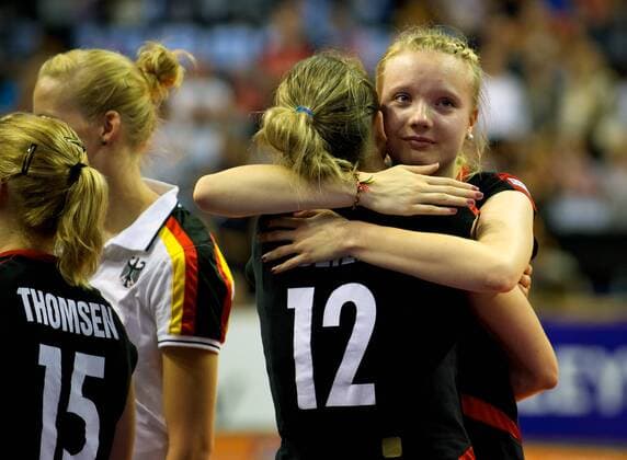 Volleyball Europameisterschaft Damen Berlin 14.09.2013 EUROVOLLEY 2013 Berlin Max Schmeling Halle FINALE Deutschland GER geg Russland RUS 1:3 Tränen bei Jennifer GEERTIES 6 GER Heike BEIER 12 GER
