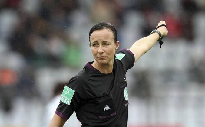 Fussball, 1. FrauenâÄ Bundesliga, FC Bayern München vs. SC Freiburg, Schiedsrichterin Inka Müller-Schmäh