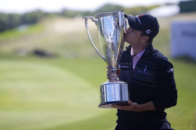 Zach Johnson of the United States kisses his trophy after the final round of the BMW Championship golf tournament at Conway Farms Golf Club, Lake Forest, Illinois, United States, Sept. 16, 2013. (Xinhua Ting Shen) U.S.-LAKE FOREST-GOLF-BMW TOURNAMENT 